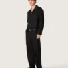Men's pants in black cool wool with satin side stripe